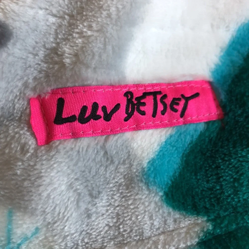 Luv Betsey by Betsey Johnson Snowman Throw Blanket